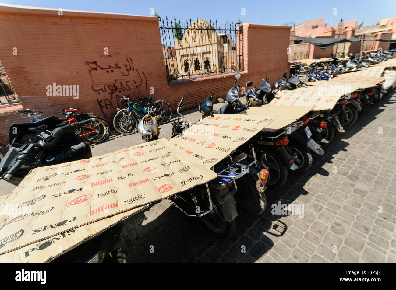 Karton platziert auf den Sitz der geparkte Motorräder und Motorroller mieten, um die heiße Sonne, Sie zu stoppen, Marrakesch, Marokko. Stockfoto
