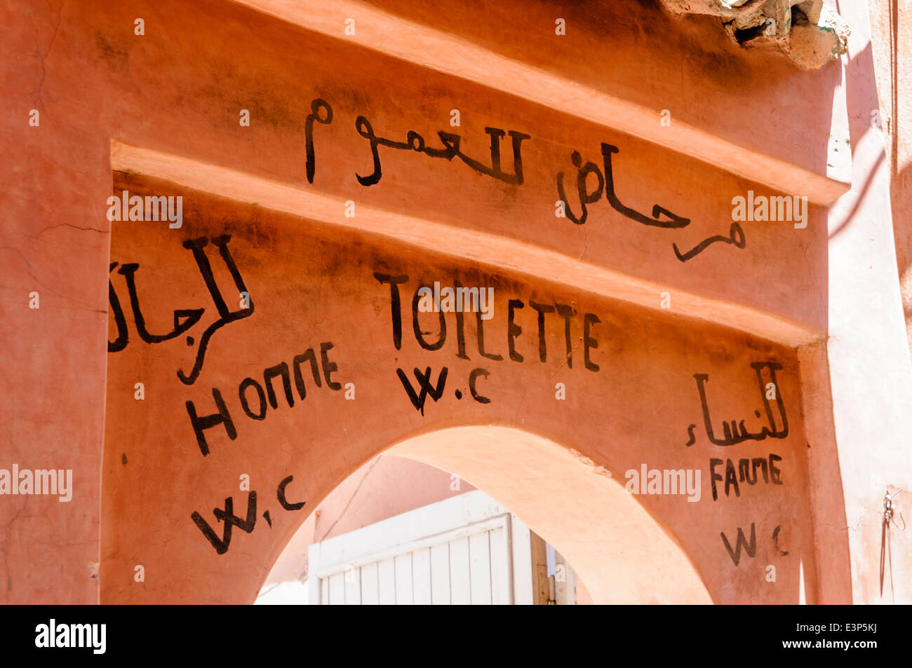 Handgemaltes Schild in Arabisch und Französisch für öffentliche Toiletten Stockfoto