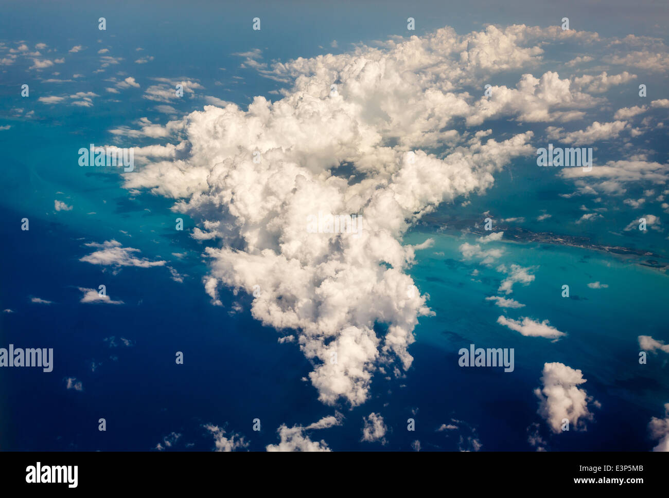 Aus der Vogelperspektive auf Wolken und Florida Keys Stockfoto