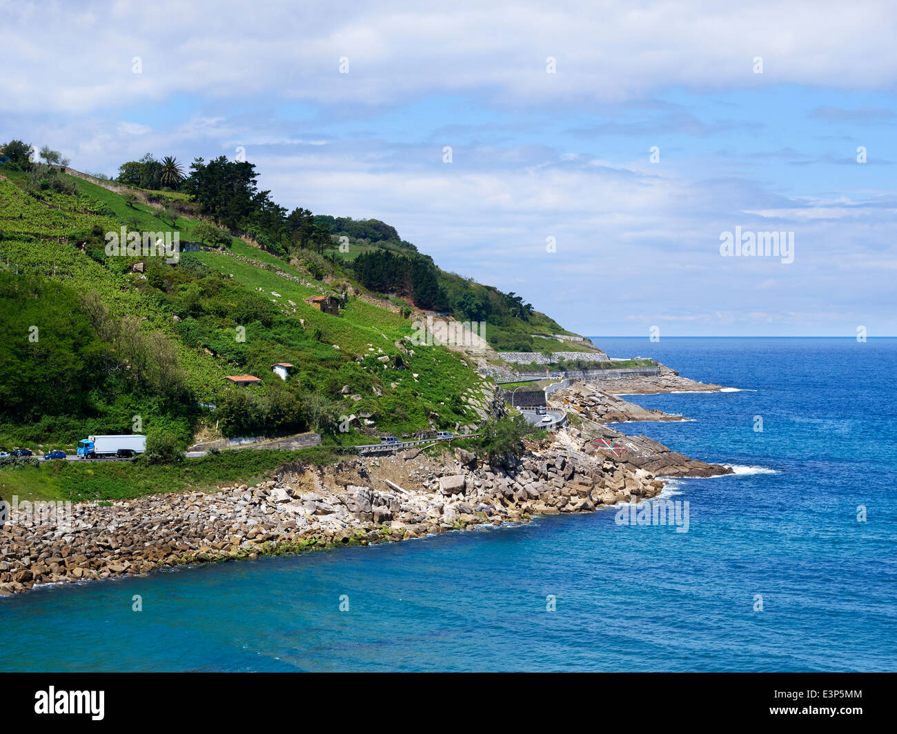 Getaria, Gipuzkoa, Baskisches Land, Spanien. Kurvenreiche Straße entlang dem Golf von Biskaya westlich des Dorfes. Stockfoto