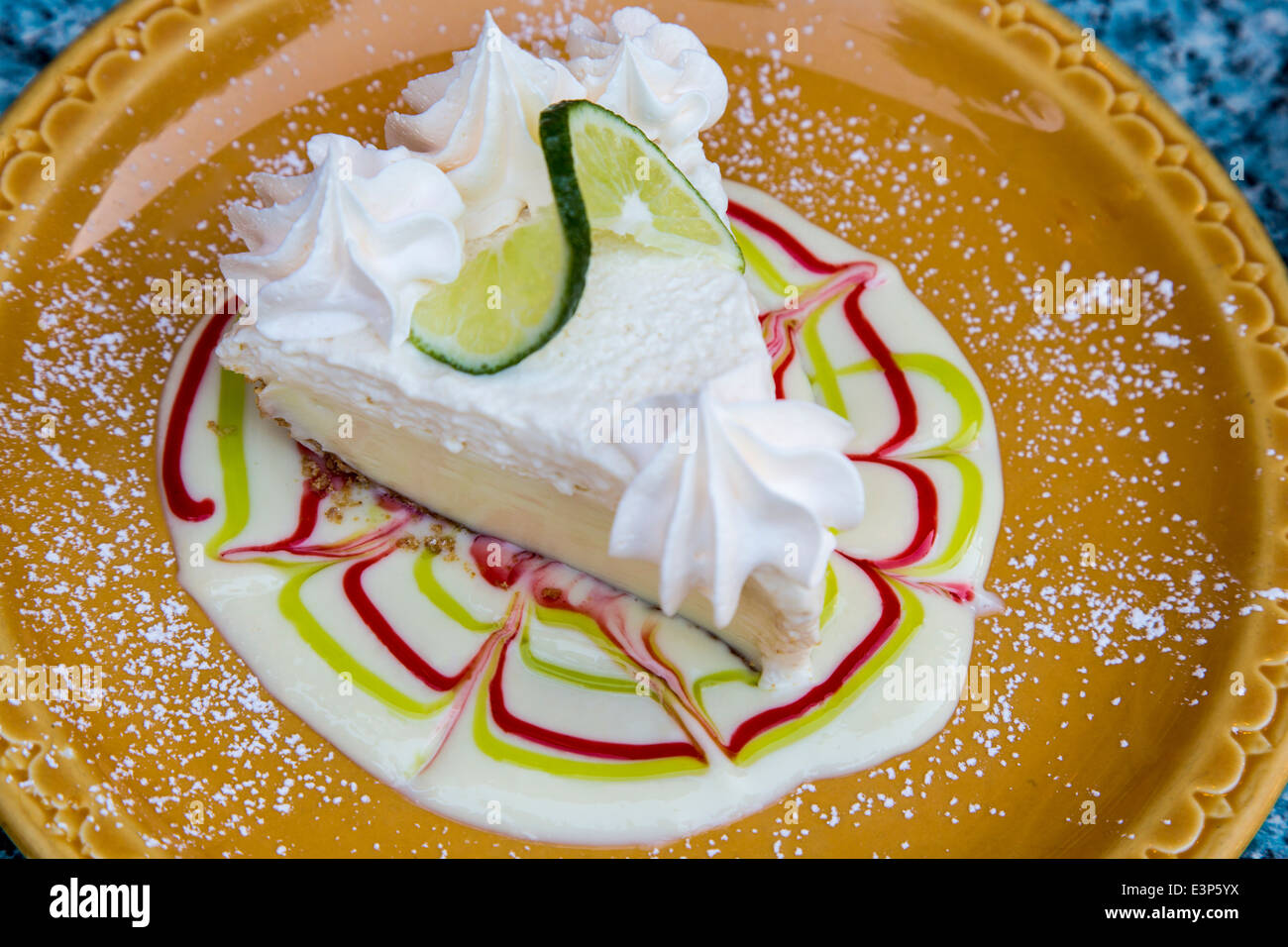 Ein Stück des köstlichen Key Lime Pie in The Key Lime Bistro in Captiva Island, Florida, USA Stockfoto