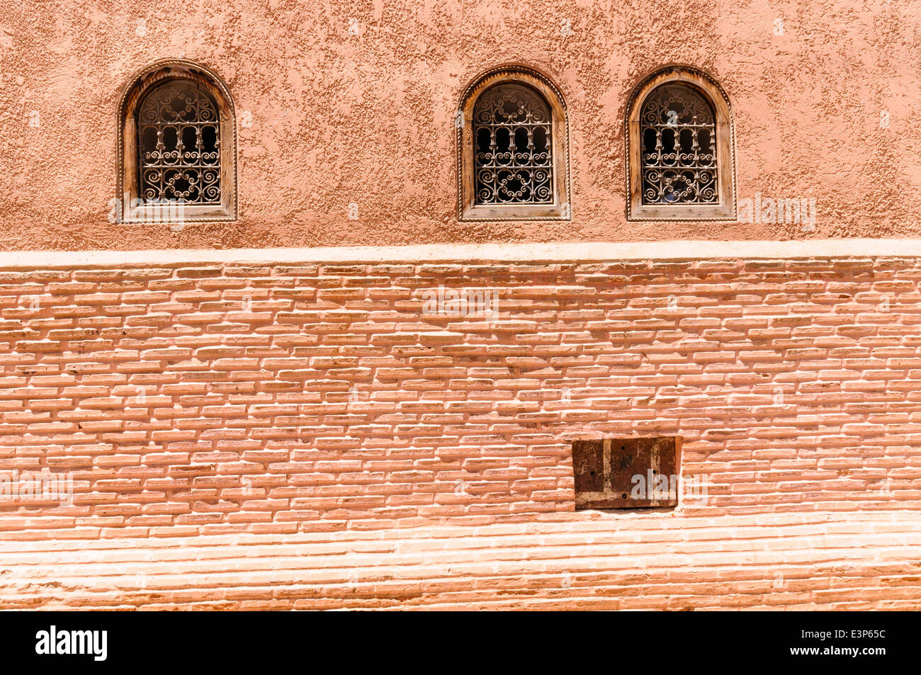 Reich verzierten schmiedeeisernen Gitter am Fenster eines Gebäudes in der Altstadt von Marrakesch, Marokko Stockfoto