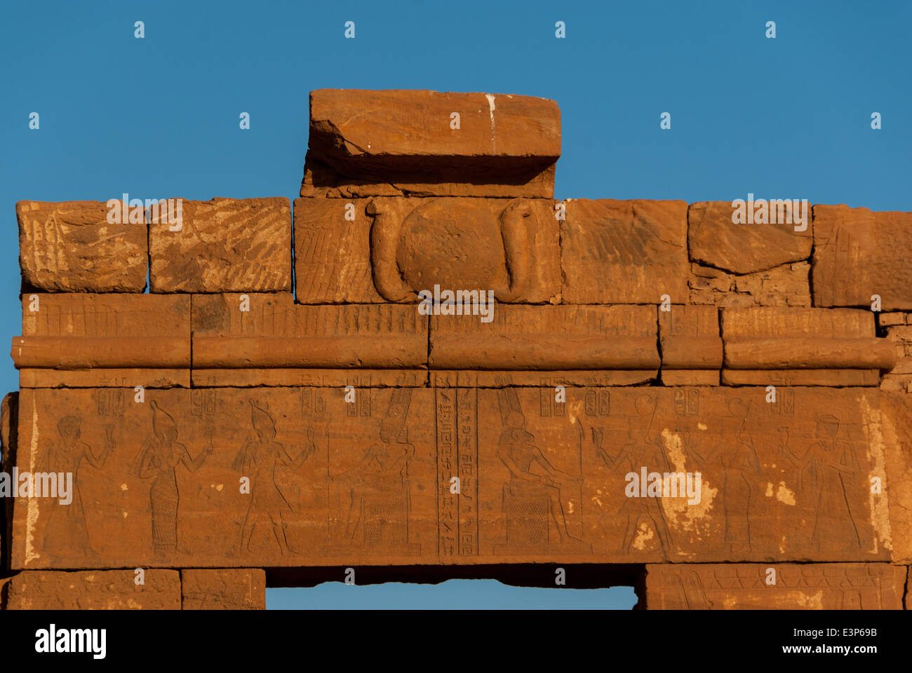 Ägyptischen Stil Architrav (Sturz, Epistyl) über der Tür des Amon Ra Tempel, Naqa, Nord-Sudan Stockfoto