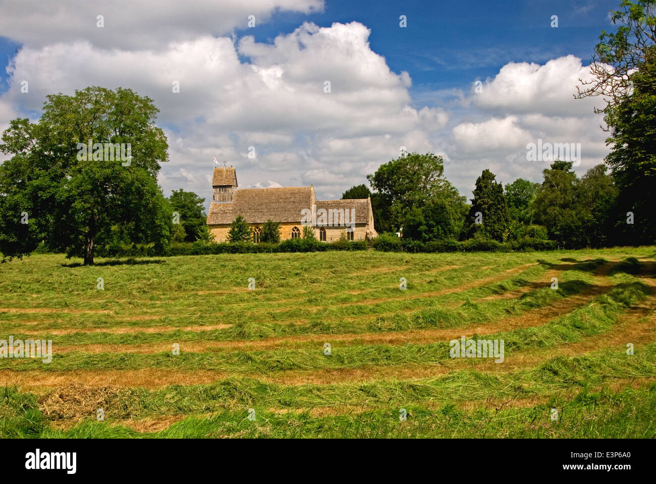 Dorfkirche in Dorf Long Marston mit Blick auf einer frisch gemähten Wiese. Stockfoto