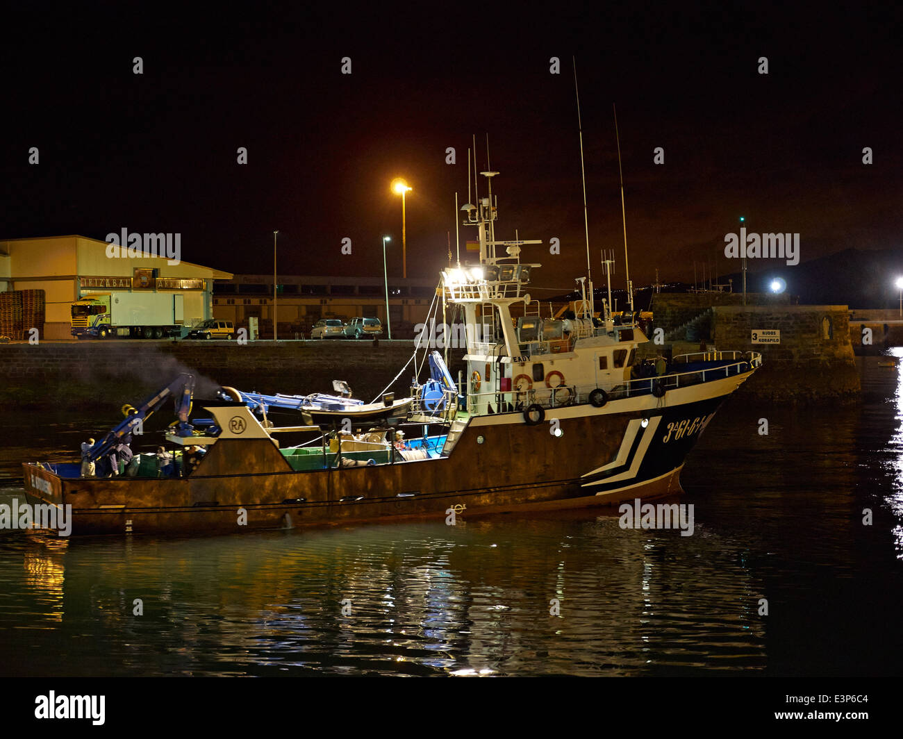 Getaria, Gipuzkoa, Baskisches Land, Spanien. Die geschäftigen kommerziellen Fischerhafen. Ein Fischereifahrzeug bereitet, Hafen in der Nacht zu verlassen. Stockfoto