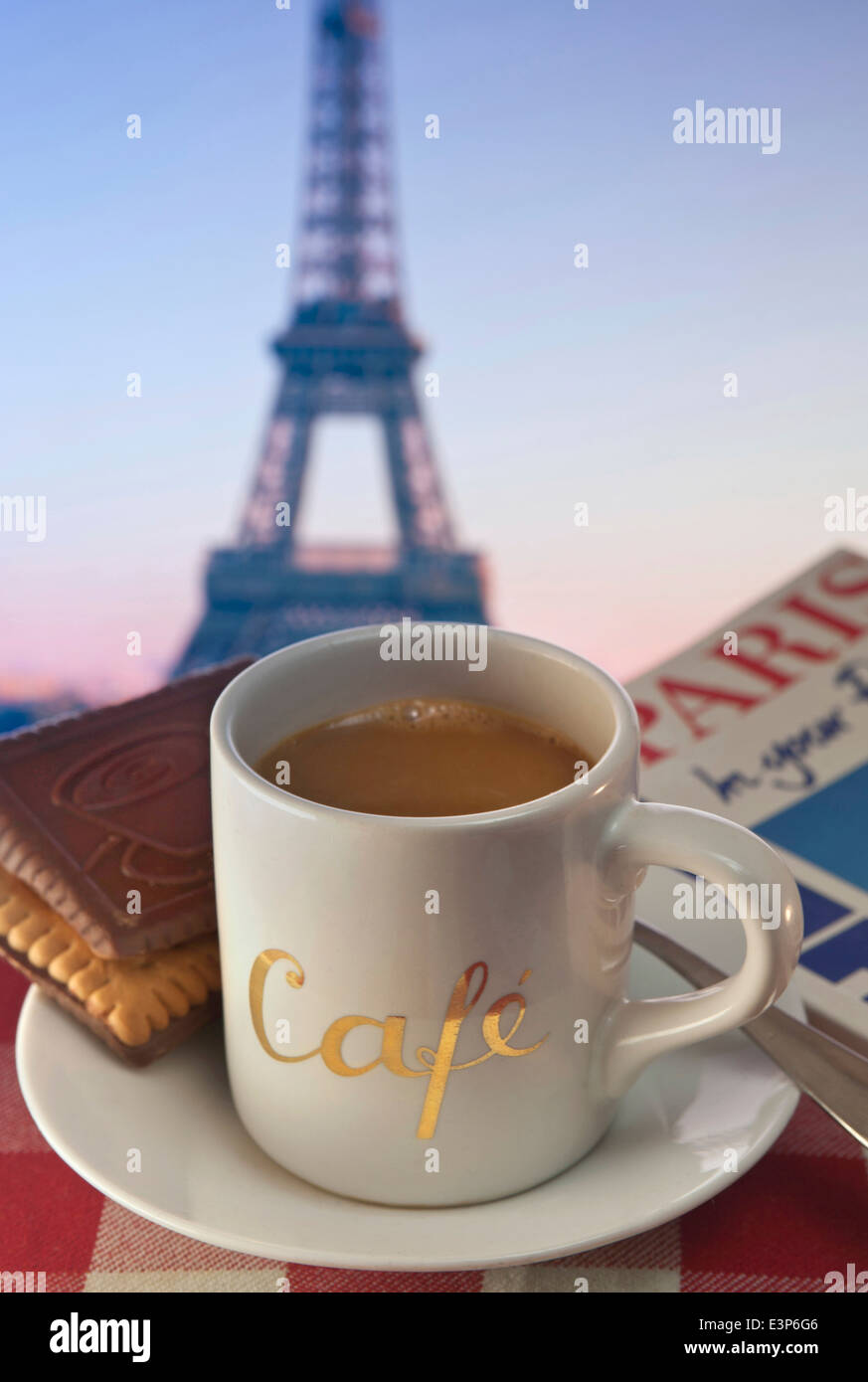 Kaffee und Gebäck im Café Tisch und touristische Reiseführer mit Eiffelturm im Hintergrund Paris Frankreich Stockfoto