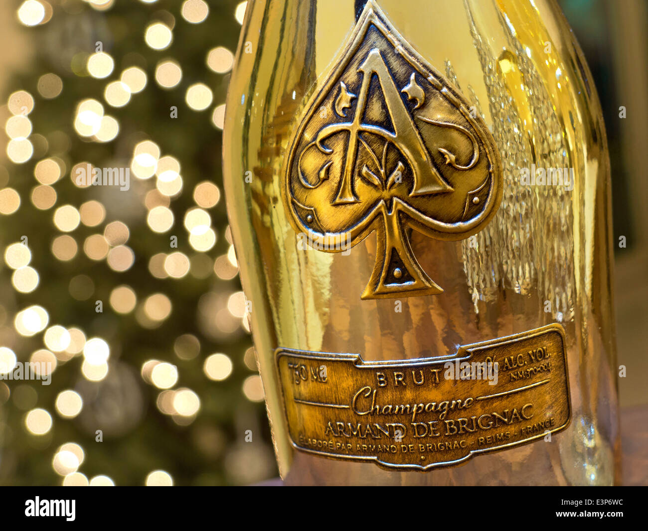 CHAMPAGNER Armand de Brignac ' Ace of Spades'' feiner Luxus Champagner-Flasche mit markantem Luxus-Metallic-Gold-Gehäuse mit funkelnden Lichter dahinter Stockfoto