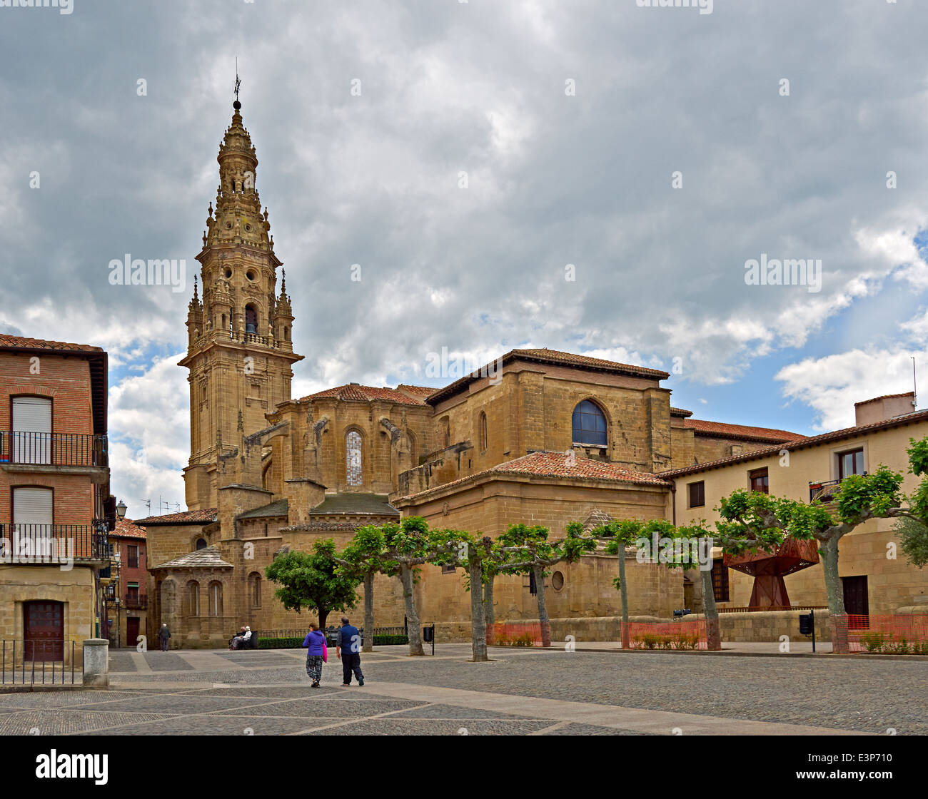 Zurück von der Kathedrale und Blick auf den Tower gesehen aus der Plaza Major o de Espana, Santo Domingo De La Calzada, La Rioja, Spanien. Stockfoto