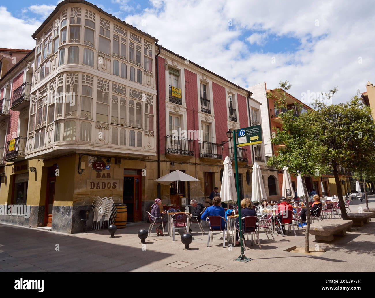 Café im Freien in einer verkehrsberuhigten Straße in der alten Stadt von Santo Domingo De La Calzada. Stockfoto