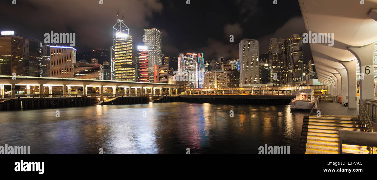 Hong Kong Skyline vom zentralen Fähranleger bei Nacht Panorama Stockfoto
