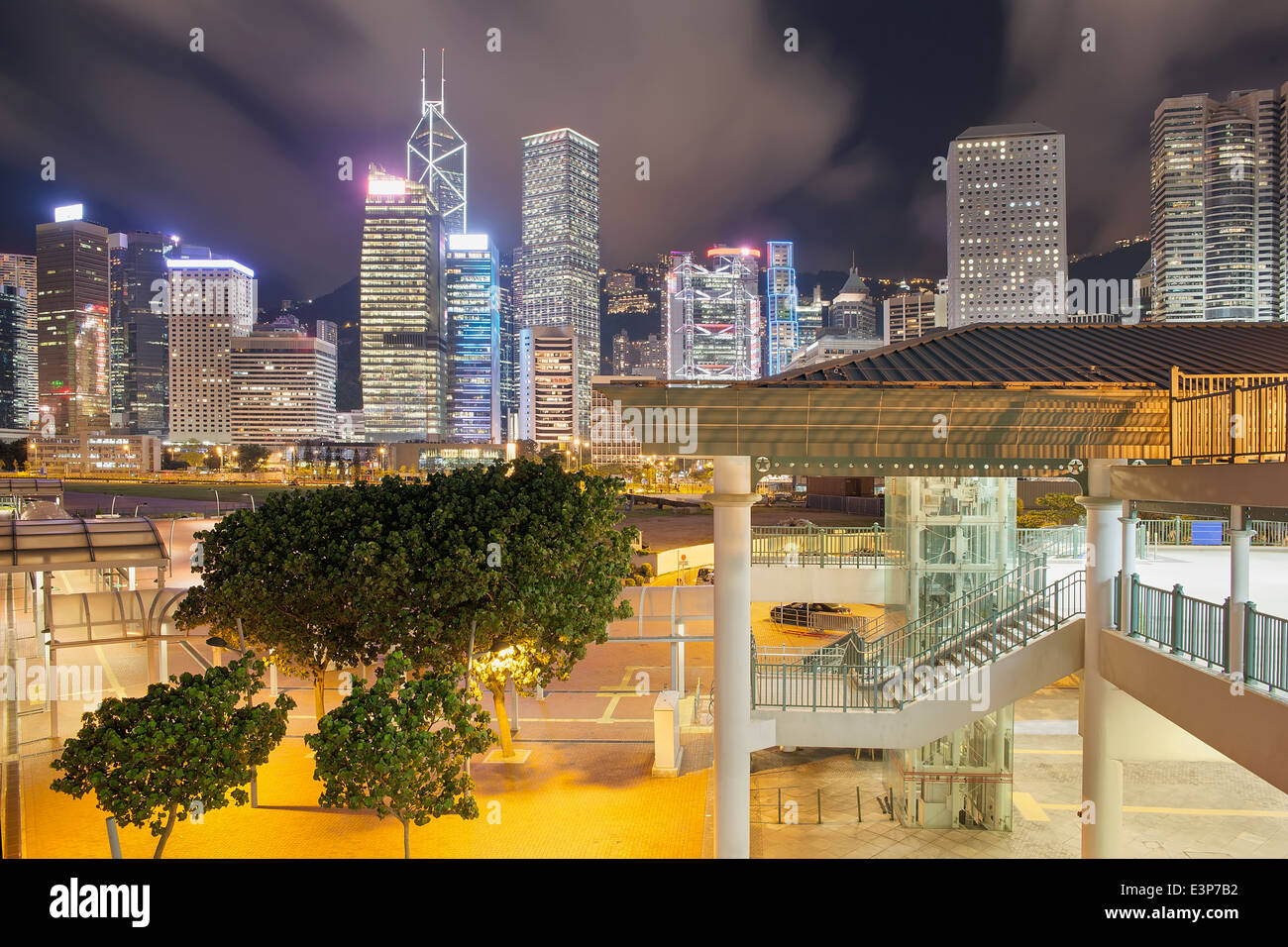 Hong Kong Skyline vom zentralen Fähranleger in der Nacht Stockfoto