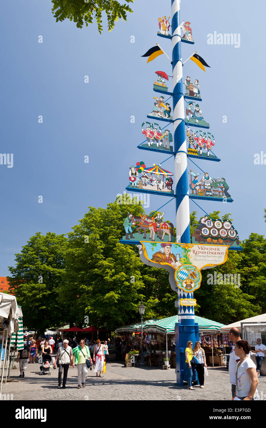 München, Maibaum am Viktualienmarkt München, Bayern, Deutschland