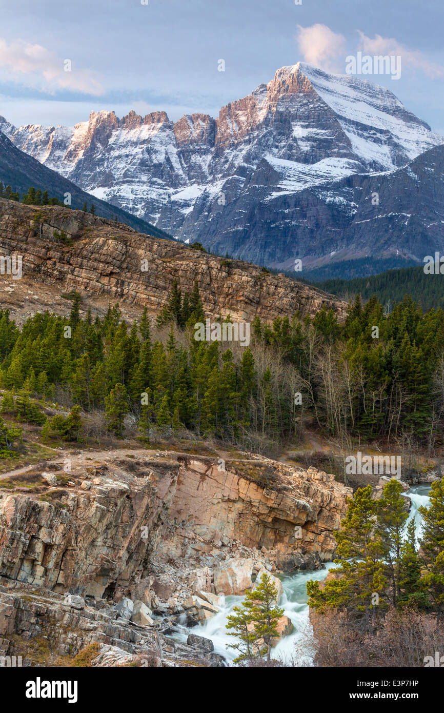 Swiftcurrent fällt mit Mount Gould im Hintergrund in vielen Gletschertal Glacier National Park, Montana, USA Stockfoto