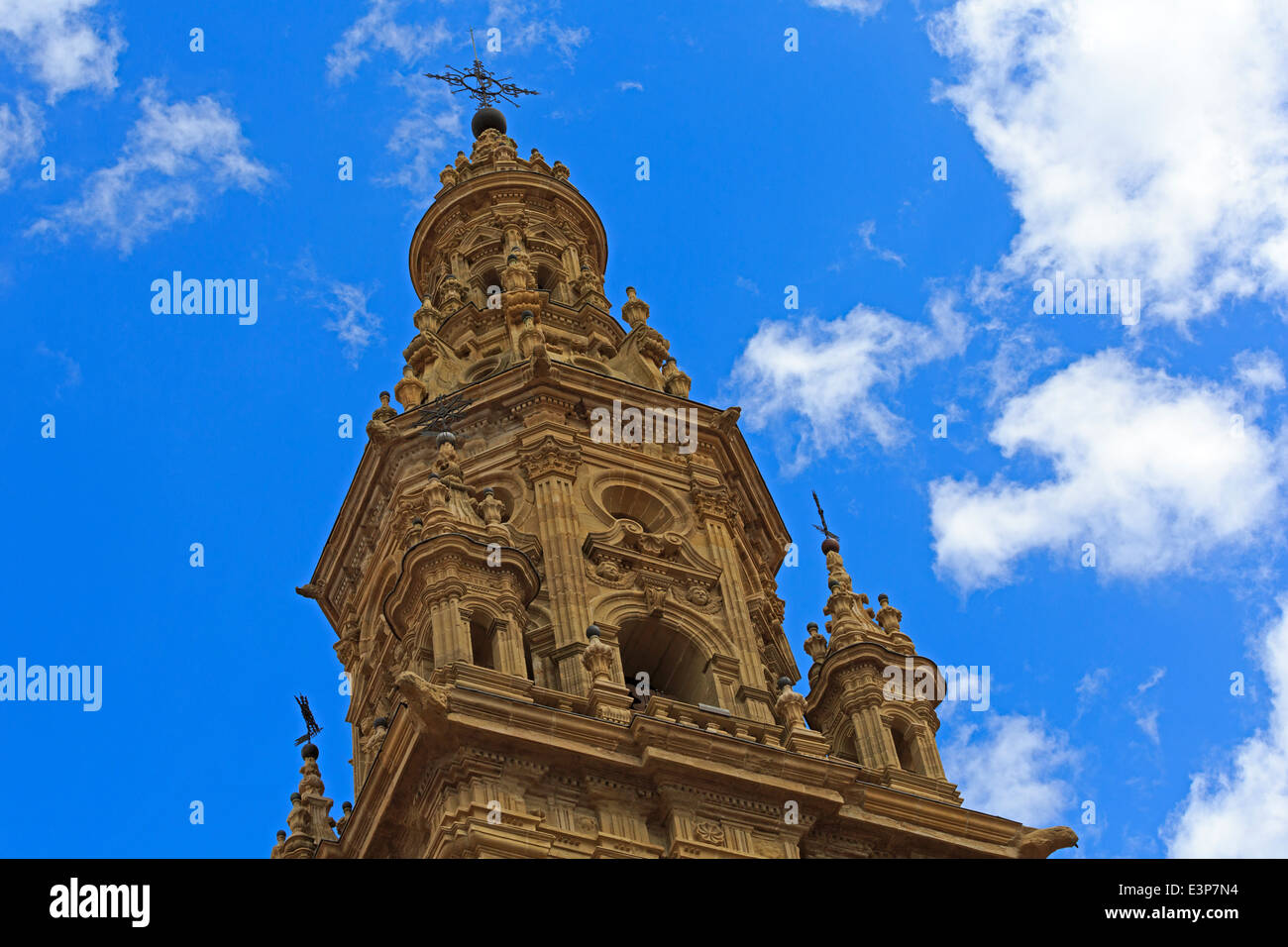 Freistehende Turm der Kathedrale von Santo Domingo De La Camzada, gebaut im 18. Jahrhundert Stockfoto
