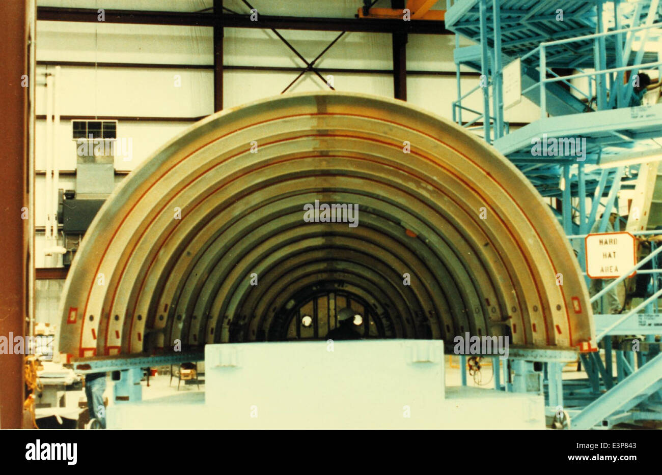 Das Convair/General Dynamics Plant in Harlingen, Texas, war Mitte des 20. Jahrhunderts ein wichtiger Standort für die Produktion von Militärflugzeugen. Fotos aus dem Werk bieten einen seltenen Einblick in die damaligen Arbeitskräfte- und Flugzeugherstellungsprozesse. Stockfoto