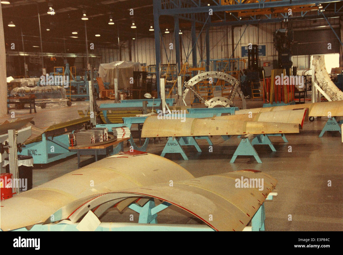 Diese Fotosammlung von Convair/General Dynamics zeigt das Personal und den Betrieb in Haringen, Texas. Diese Fotos dokumentieren den Herstellungsprozess verschiedener Militärflugzeuge während der Ära des Kalten Krieges und zeigen die Rolle des Werks bei der Unterstützung der US-Verteidigungsbemühungen auf. Stockfoto