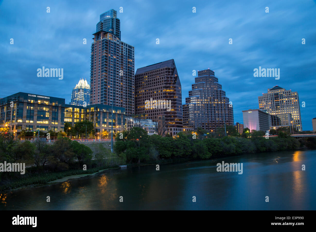 Skyline der Stadt reflektiert in Lady Bird Lake in Austin, Texas, USA Stockfoto