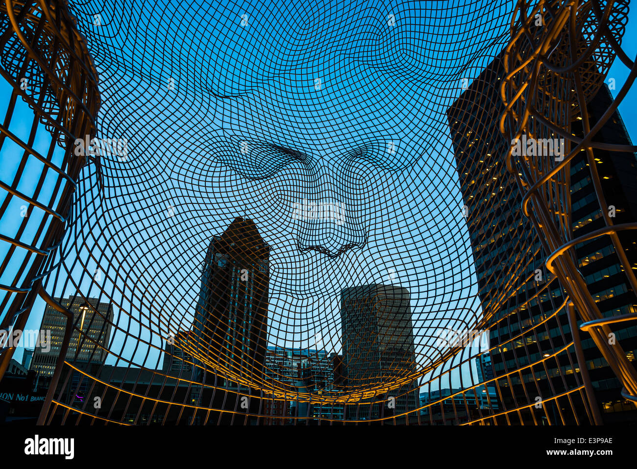 Blick aus dem Inneren der Skulptur mit dem Titel "Wonderland" von Jaume Plensa Abend. Der Bogen-Turm, Calgary, Alberta, Kanada Stockfoto