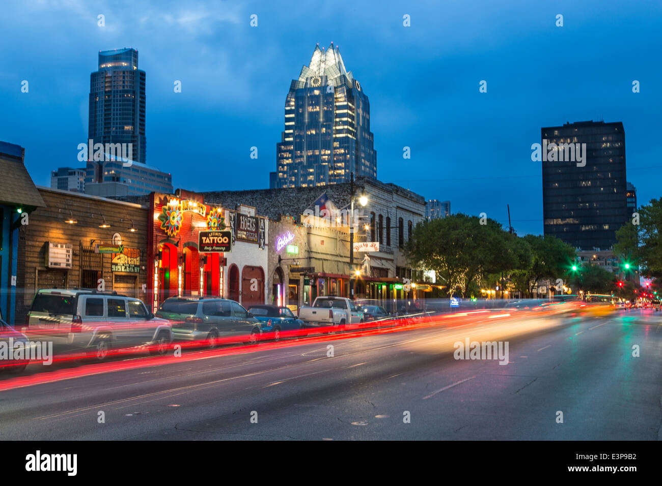 Sixth Street in der Abenddämmerung in der Innenstadt von Austin, Texas, USA Stockfoto
