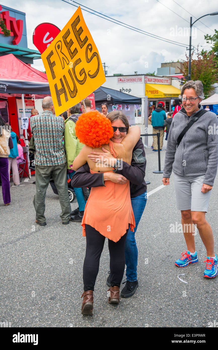 Frau bekommt eine kostenlose Umarmung, autofreien Tag, Main Street, Vancouver, Britisch-Kolumbien, Kanada Stockfoto