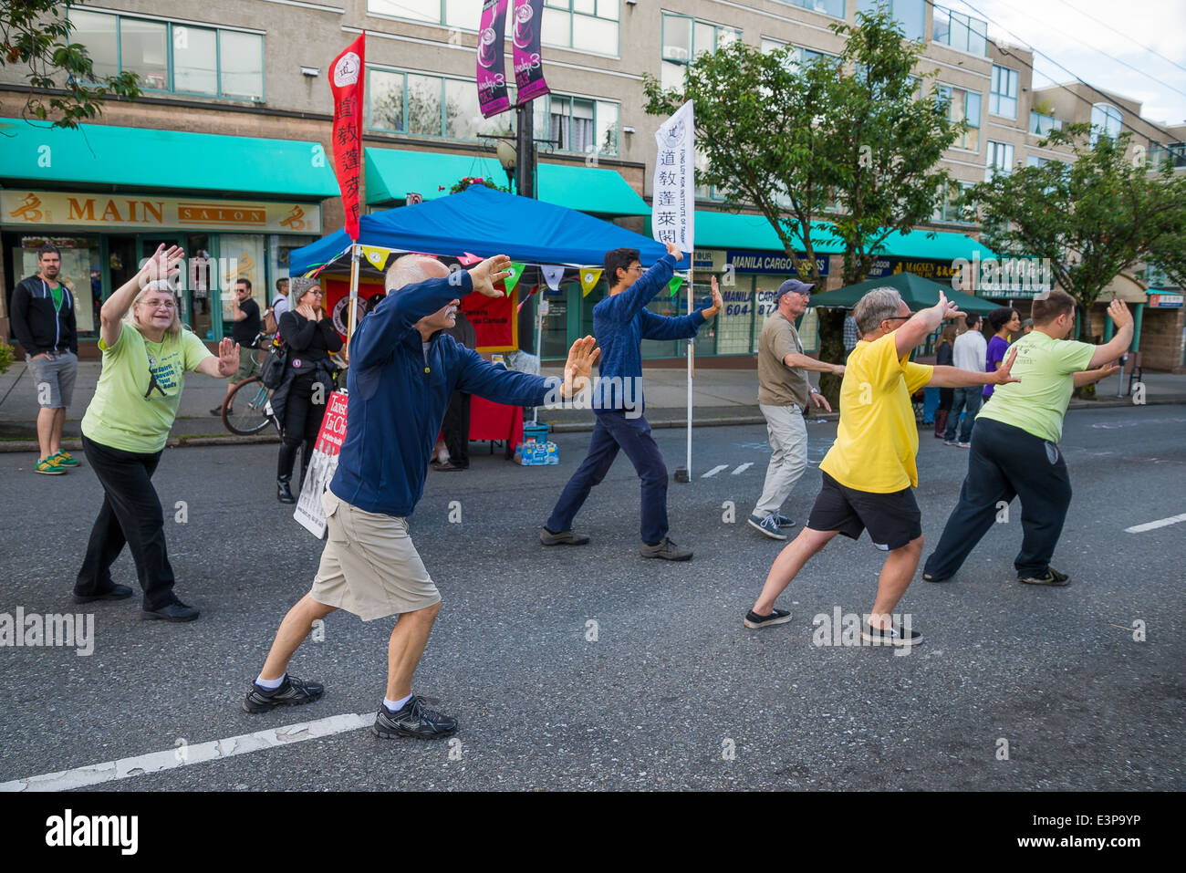 Erwachsene zeigen, Tai Chi, autofreien Tag, Main Street, Vancouver, Britisch-Kolumbien, Kanada Stockfoto