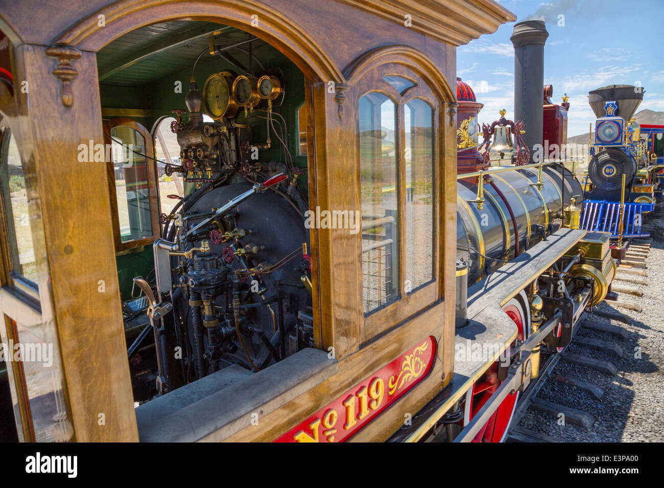 USA, Utah. Zwei dampfbetriebene Züge trafen sich am Golden Spike National Historic Site, erste transkontinentale Eisenbahn Stockfoto