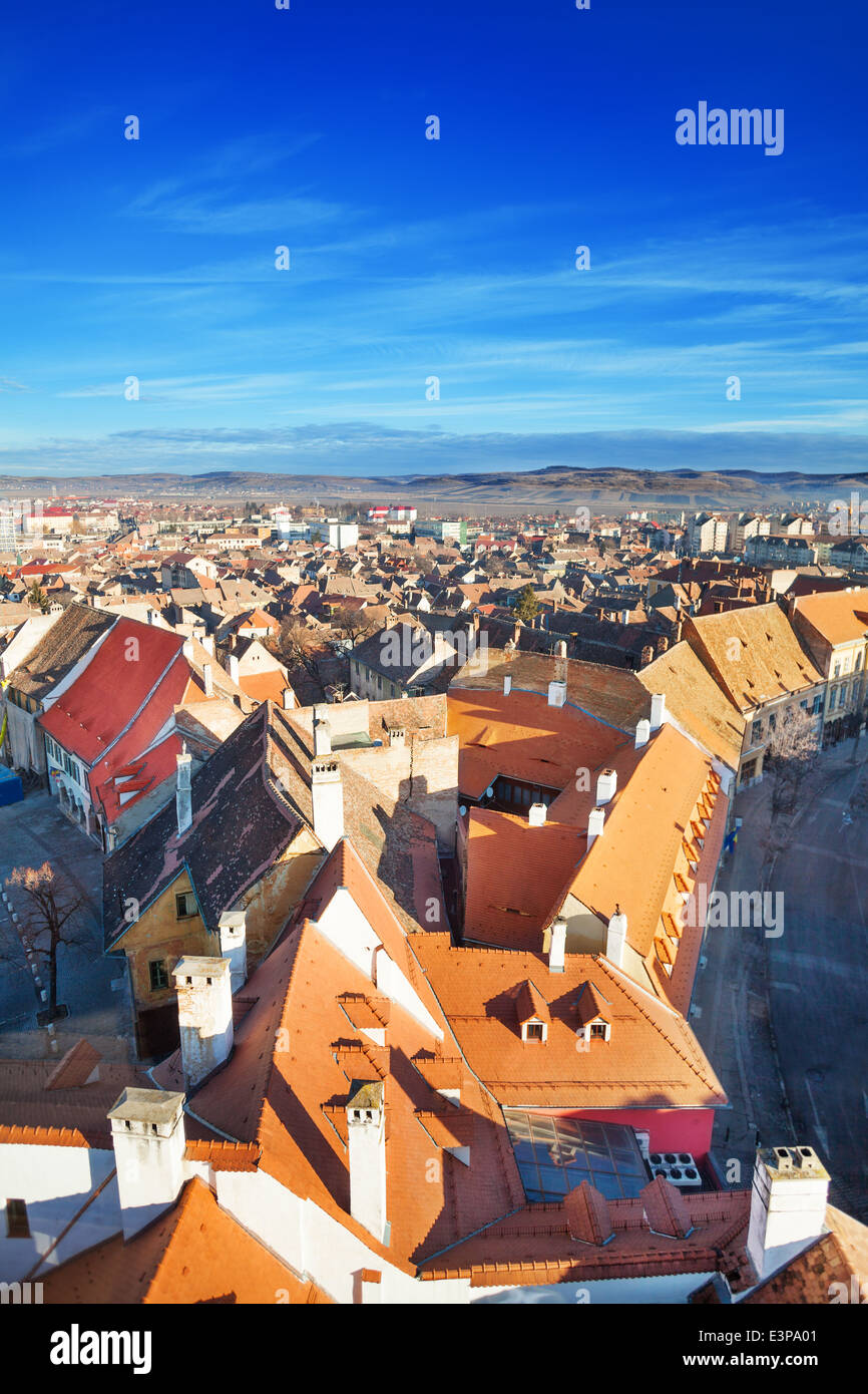 Zeilen mit roten Dächern in schöne Sibiu, Rumänien Stockfoto