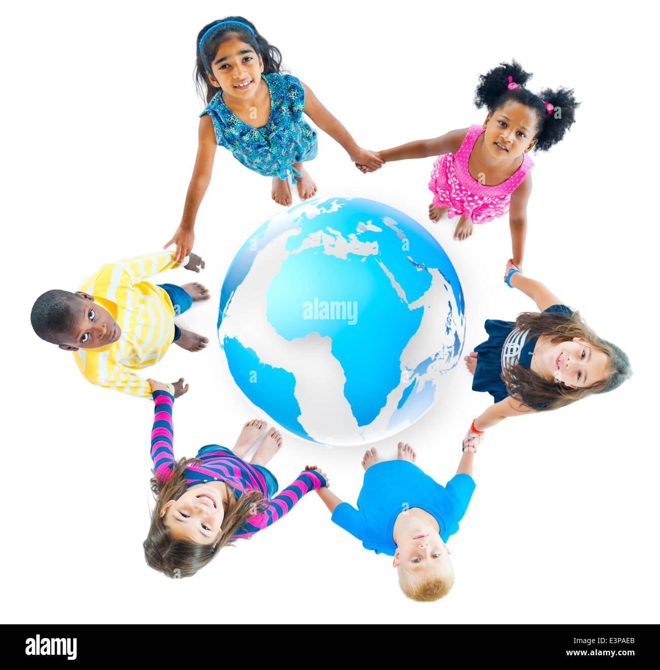 Multiethnische Kinder Hand in Hand weltweit Stockfoto
