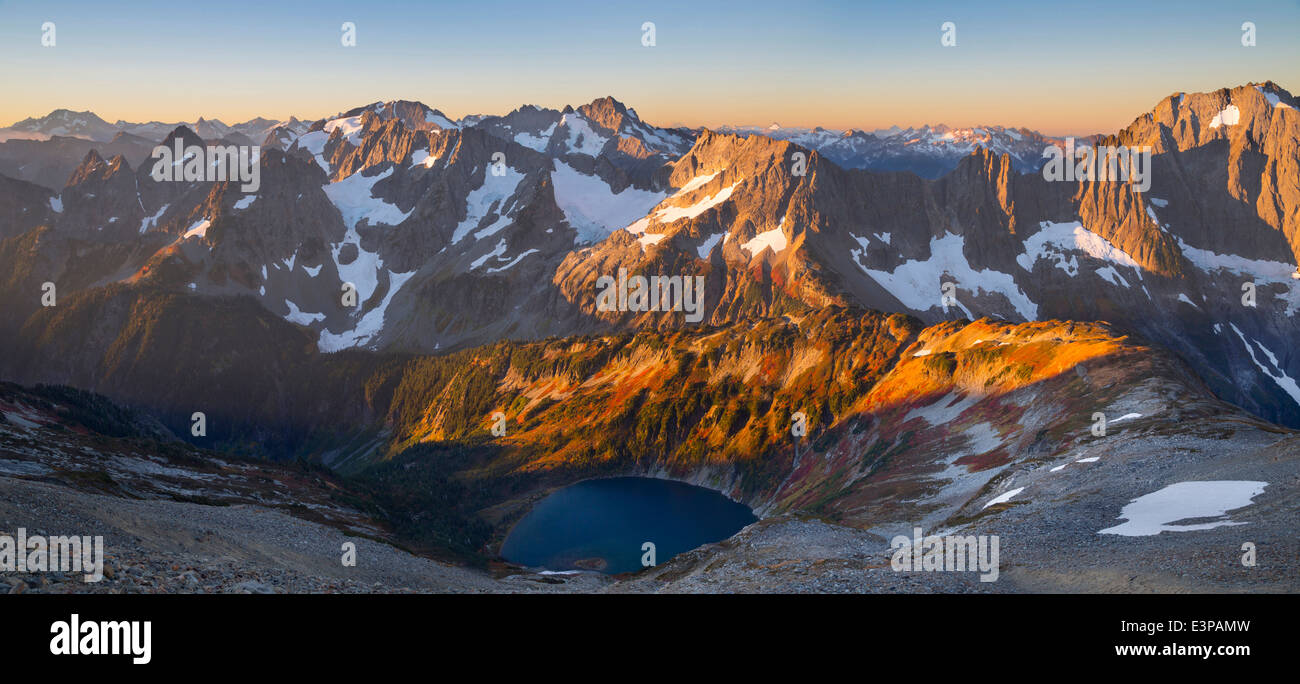 USA, US-Bundesstaat Washington. Panorama der North Cascades von oben der Sahale Arm. Stockfoto