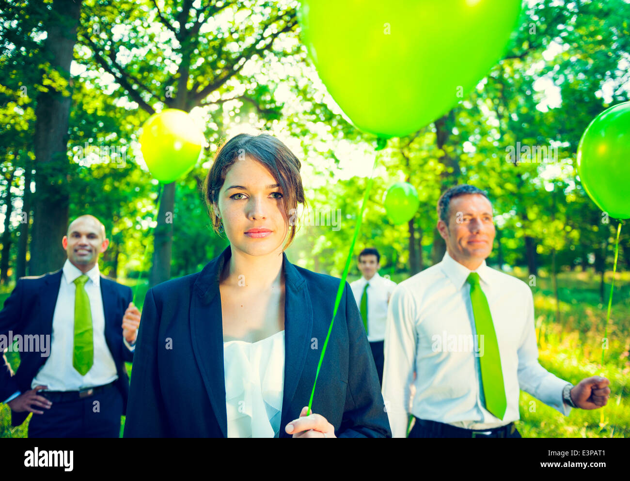 Gruppe von Geschäftsleuten mit Luftballons in den Wald. Stockfoto