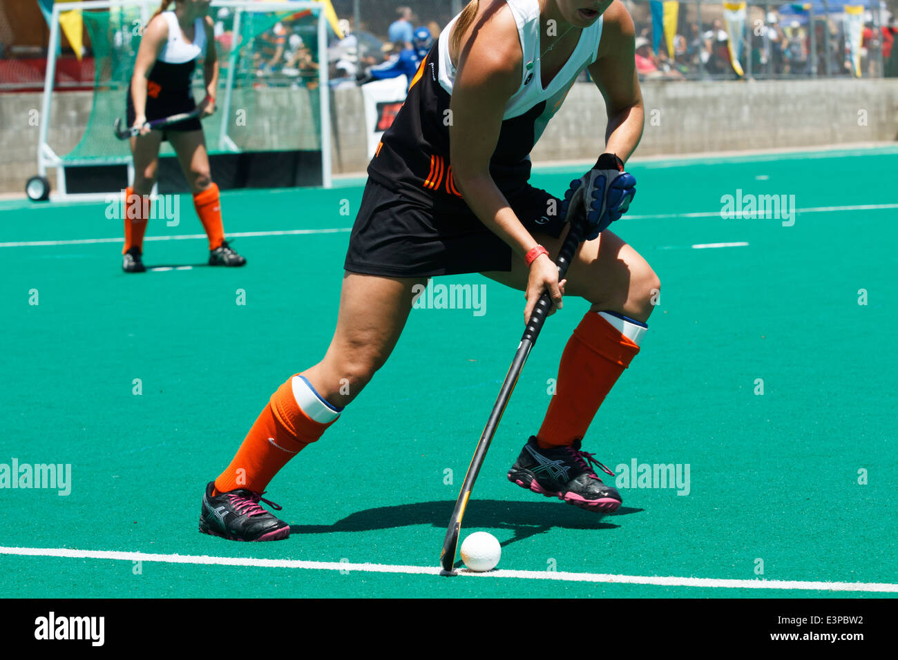 Weibliche Hockeyspieler legt den Ball im Spiel nach einem foul Stockfoto