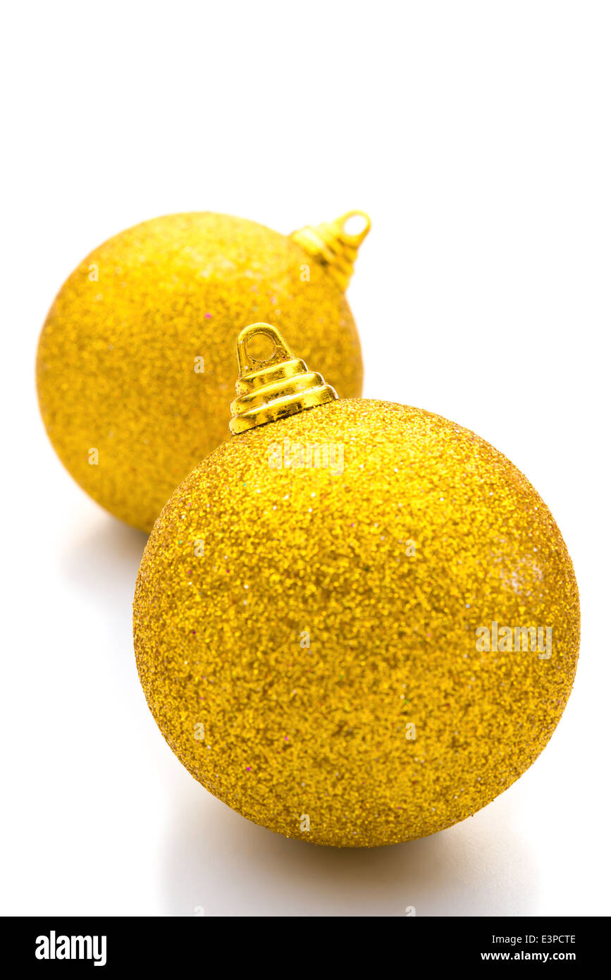 Goldene Weihnachtskugeln auf einem weißen Hintergrund vertikale Stockfoto