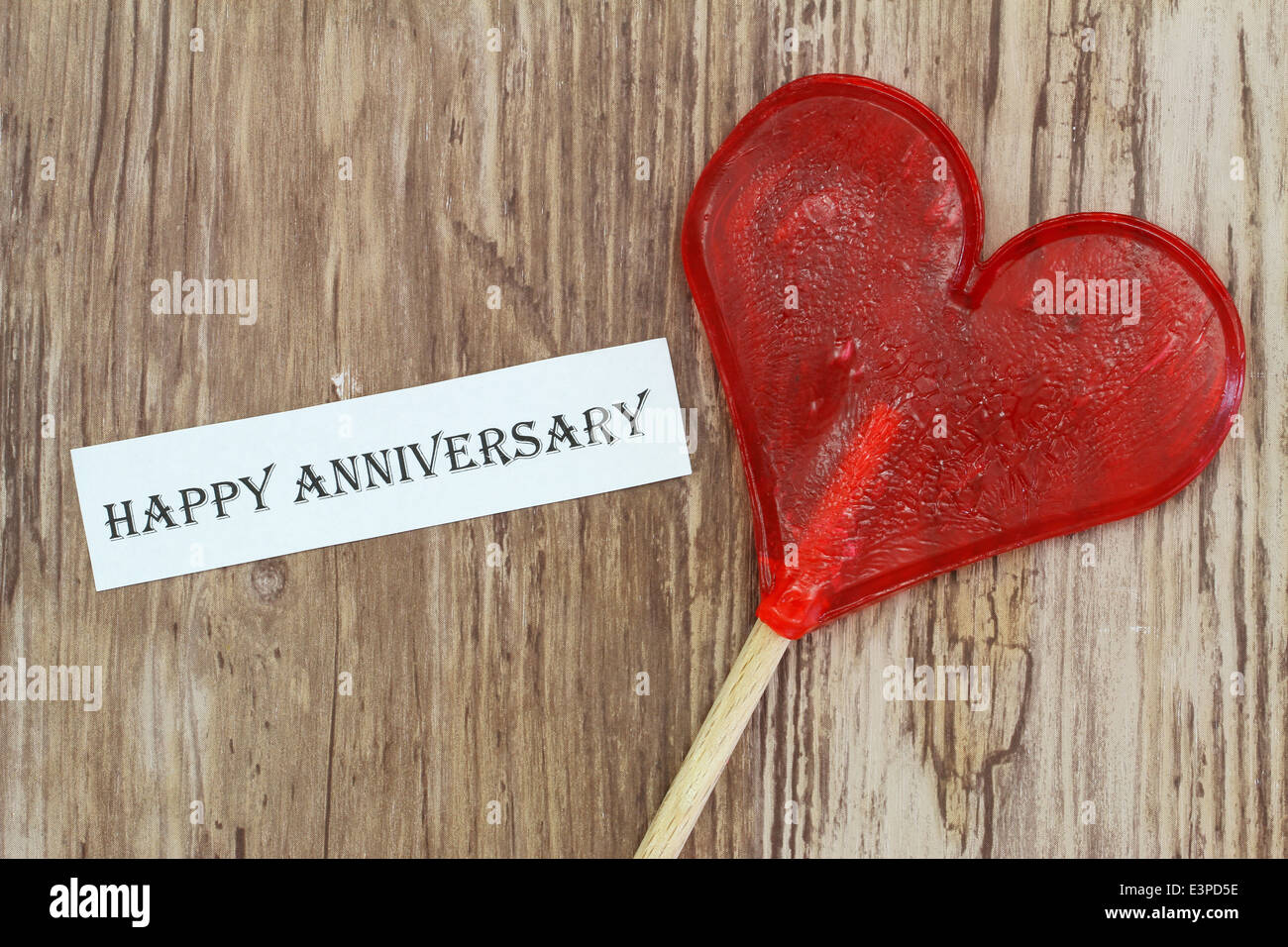 Glücklich Geburtstag Karte mit herzförmigen Lollipop auf Holzuntergrund Stockfoto