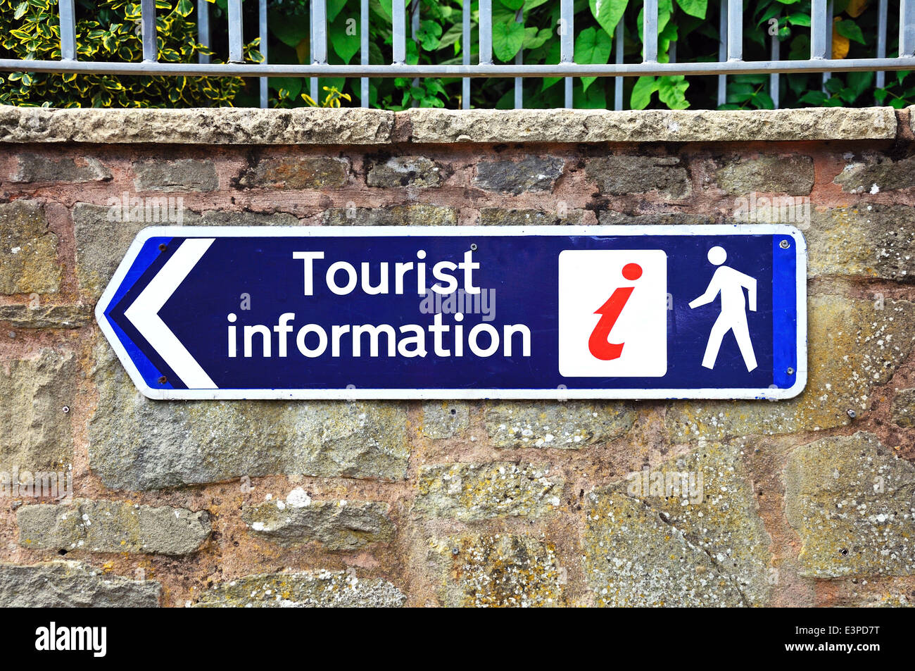 Blau touristische Informationen über eine Mauer aus Stein, Leominster, herefordshire, England, UK, Westeuropa. Stockfoto