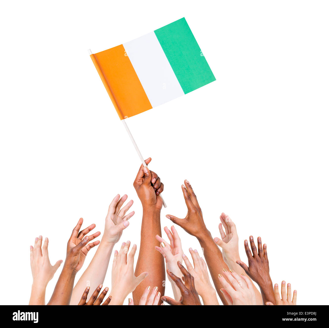 Gruppe von multiethnischen Menschen erreichen und halten die Fahne der Côte d ' Ivoire Stockfoto
