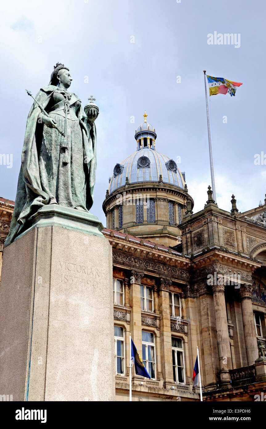 Statue von Queen Victoria mit dem Rat haus zu den hinteren, Victoria Square, Birmingham, England, UK. Stockfoto