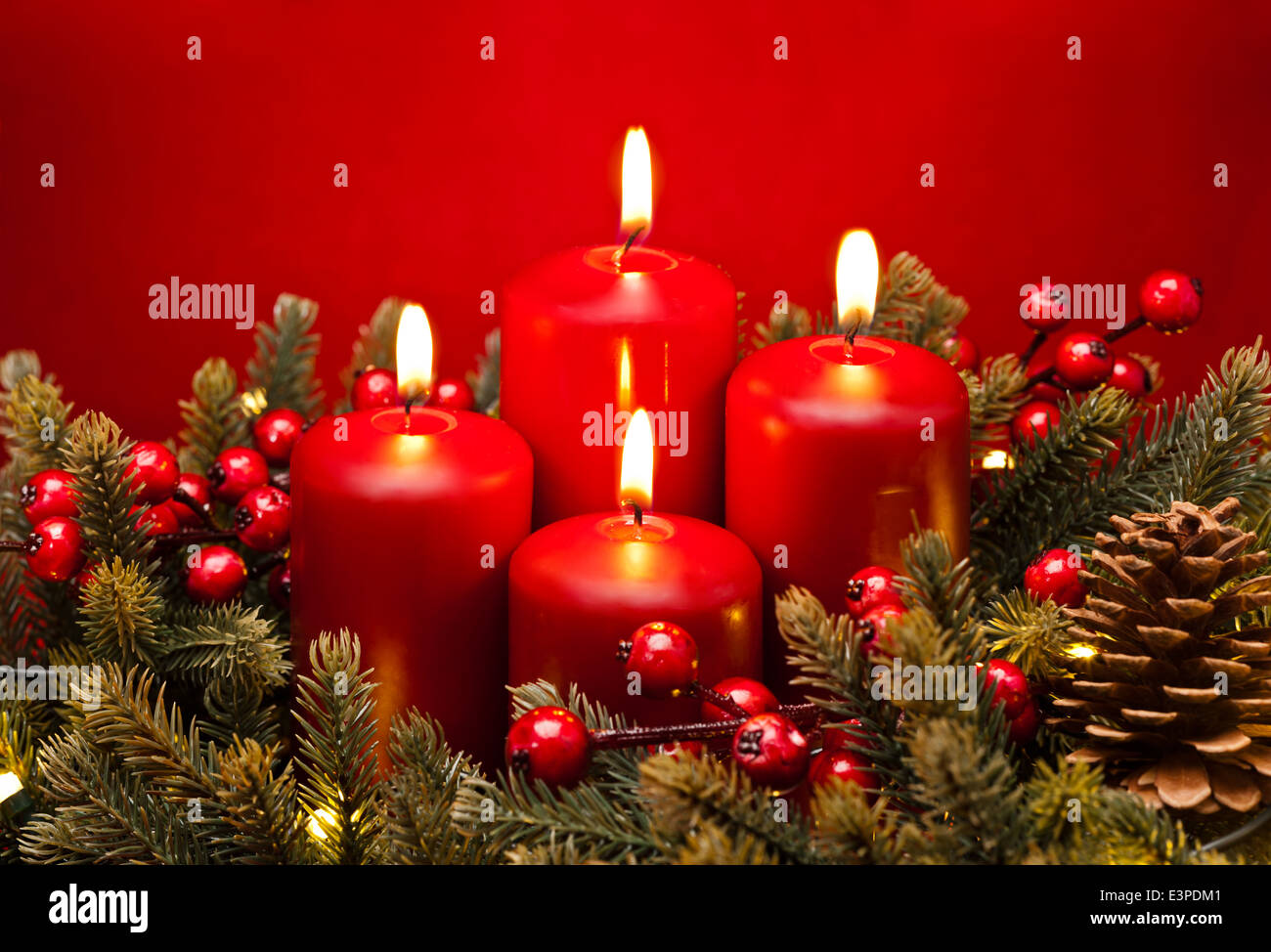 4. Adventrote Kerze Weihnachten Gesteck mit Beeren Stockfotografie Alamy