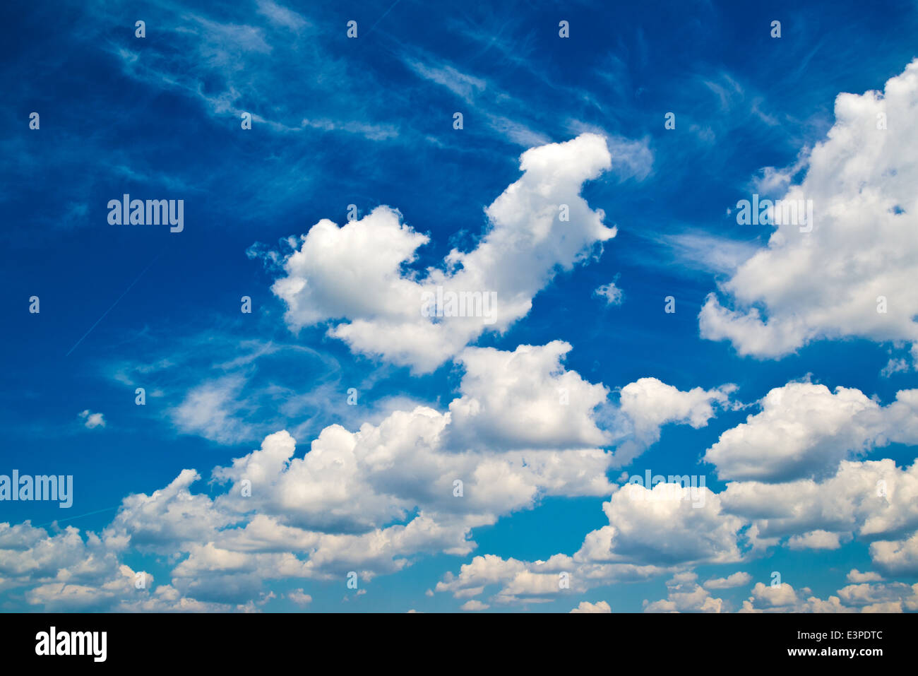 Blaue Tageslicht Sommerhimmel mit flauschigen weißen Wolken als Natur Hintergrund. Stockfoto