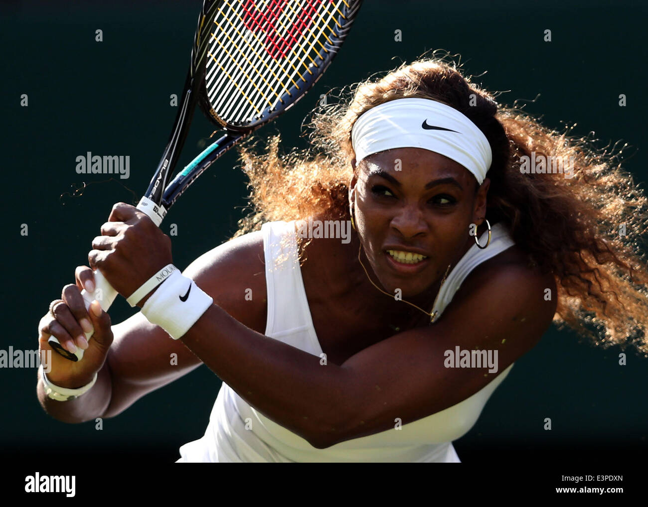 London, Großbritannien. 24. Juni 2014. Serena Williams aus den USA konkurriert in der Frauen Singles ersten Vorrundenspiel gegen Landsmann Anna Tatishvili Wimbledon Championships 2014 in London, Großbritannien, am 24. Juni 2014. Serena Williams gewann 2: 0. © Meng Yongmin/Xinhua/Alamy Live-Nachrichten Stockfoto