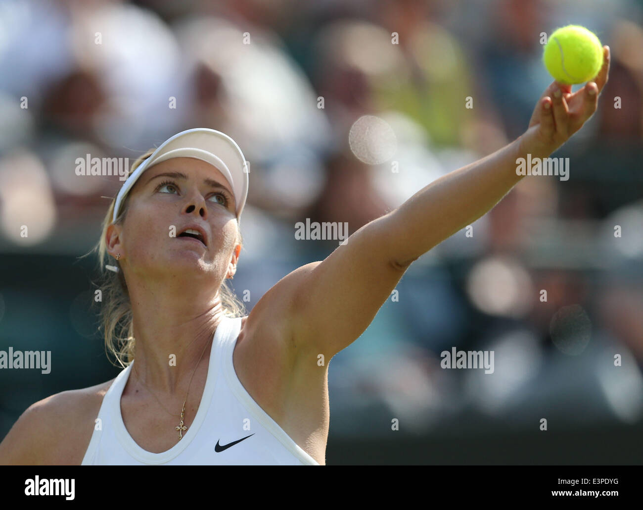 London, Großbritannien. 24. Juni 2014. Maria Sharapova Russlands dient während der Frauen Singles erstes Vorrundenspiel gegen Samantha Murray von Großbritannien bei der 2014 Wimbledon Championships in London, Großbritannien, am 24. Juni 2014. Sharapova gewann 2: 0. © Meng Yongmin/Xinhua/Alamy Live-Nachrichten Stockfoto