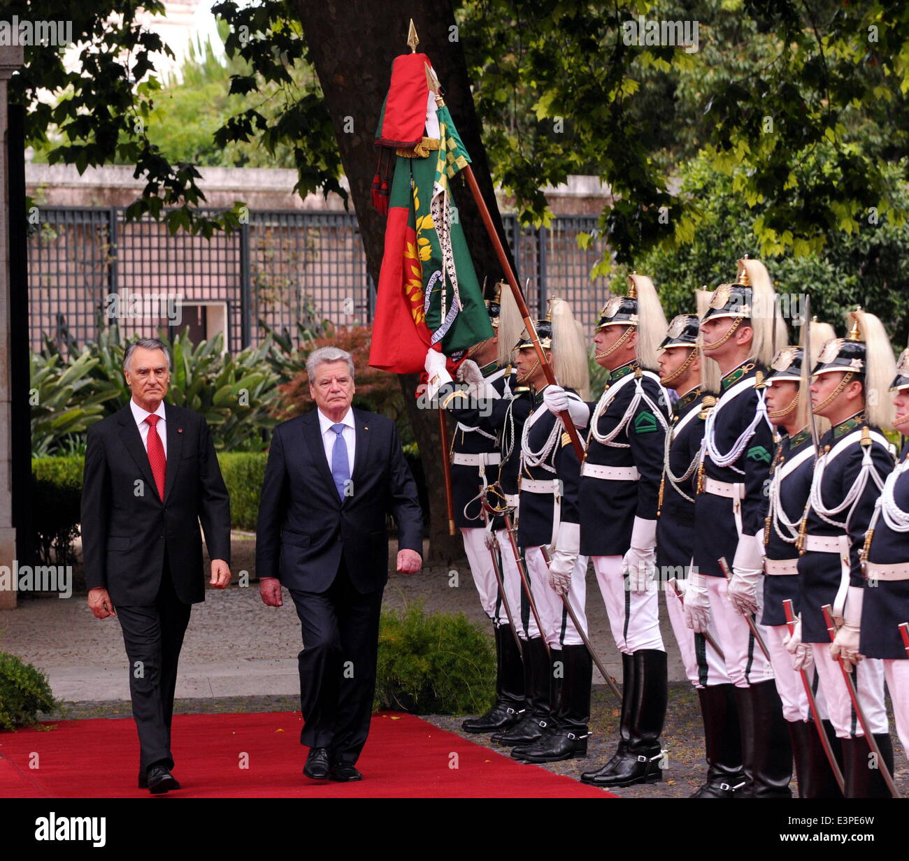 Lissabon, Portugal. 24. Juni 2014. Besuch von Bundespräsident Joachim Gauck (2 L) Bewertungen eine Ehrengarde bei der Begleitung der portugiesische Staatspräsident Anibal Cavaco Silva (1. L) bei seinem Besuch in Portugal in Lissabon, Portugal, 24. Juni 2014. © Zhang Liyun/Xinhua/Alamy Live-Nachrichten Stockfoto