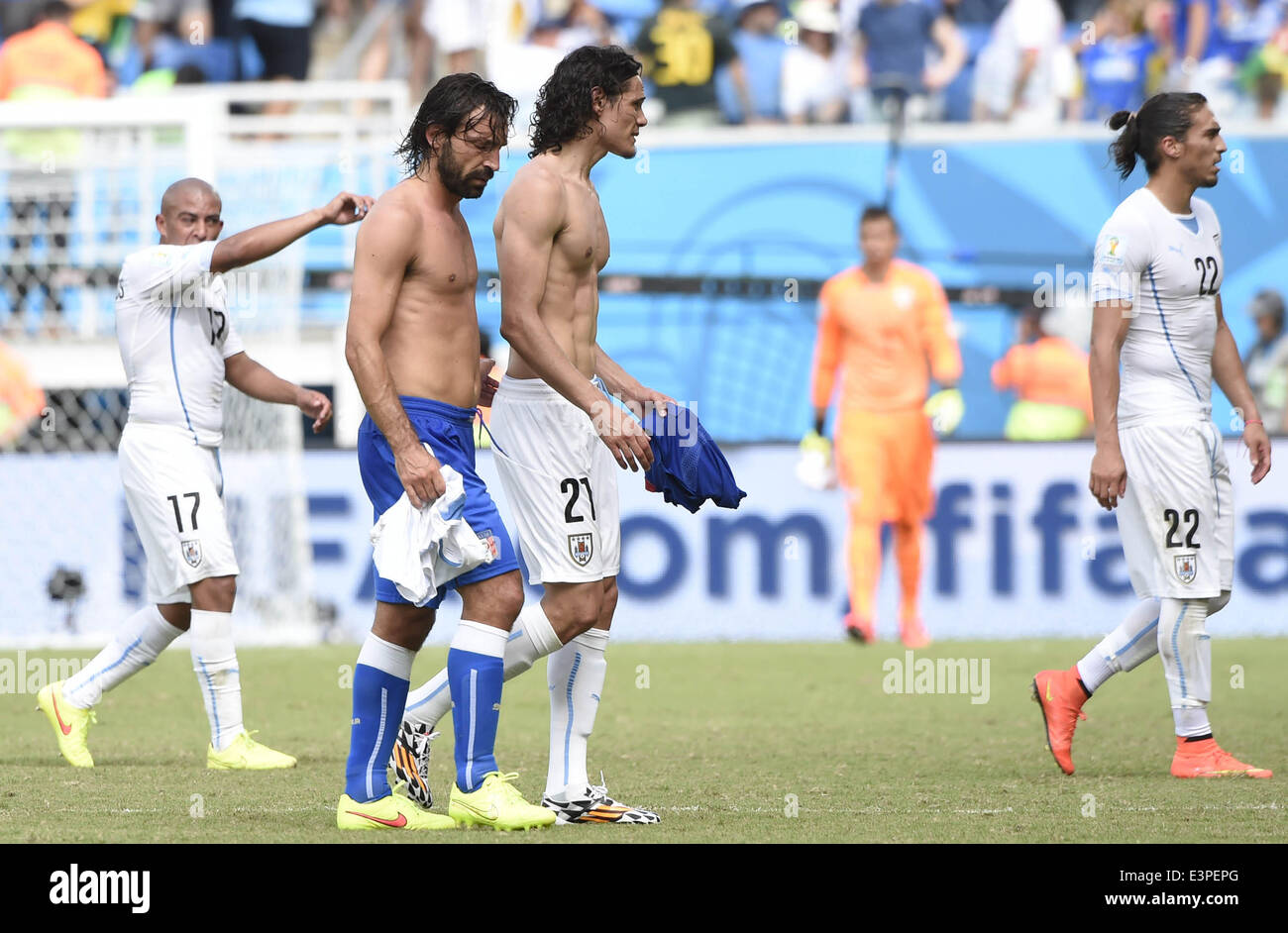 Natal, Brasilien. 24. Juni 2014. Italiens Andrea Pirlo (2. L) verlässt das Feld während eines Spiels der Gruppe D zwischen Italien und Uruguay der FIFA WM 2014 an der Estadio Das Dunas Stadion in Natal, Brasilien, 24. Juni 2014. © Lui Siu Wai/Xinhua/Alamy Live-Nachrichten Stockfoto