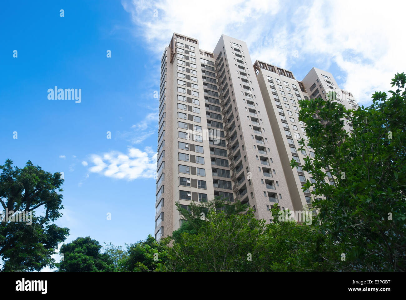 hohe Gebäude Wohnungen unter blauem Himmel Stockfoto