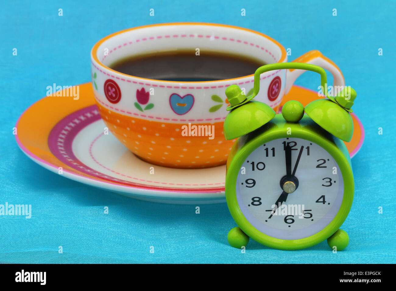 Miniatur-Uhr, 07:00 mit Tasse Kaffee Stockfoto