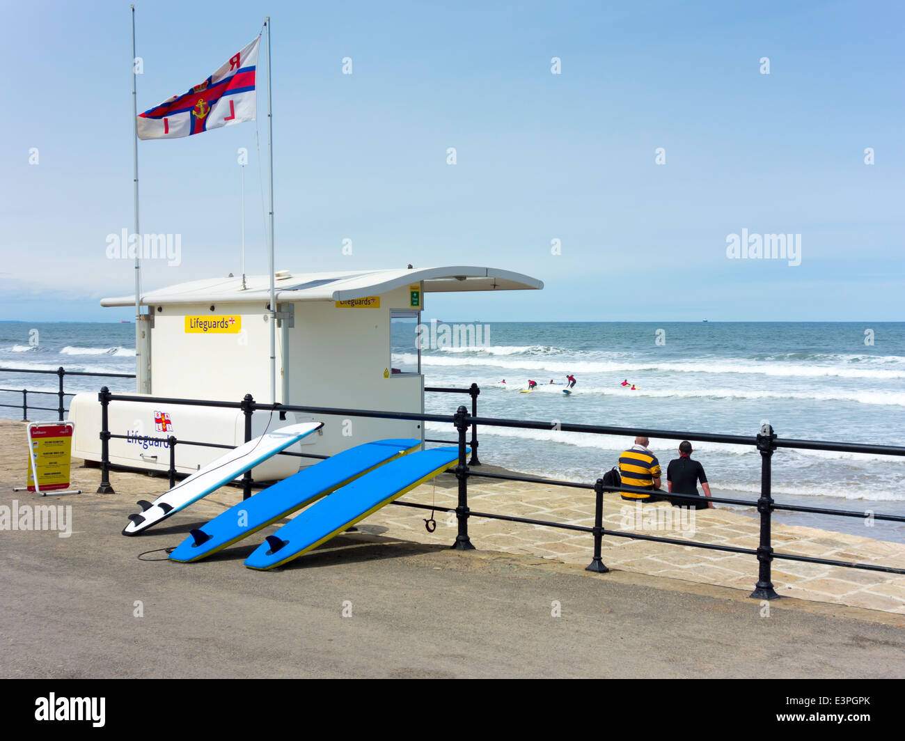 Ein Wachposten am Surf School Ausbildung Strand Saltburn North Yorkshire England RNLI Strand Leben Stockfoto