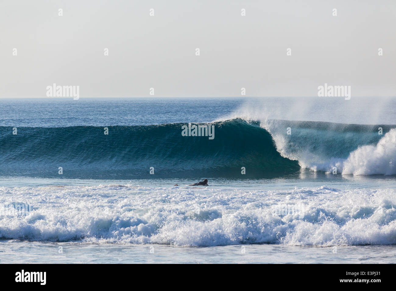 Ocean Wave Absturz mit Form als unbekannter Surfer, Paddel, Linie zurück Stockfoto