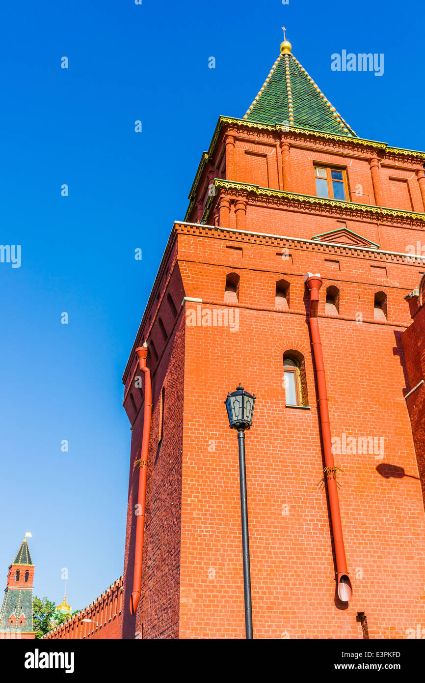 Detailansicht und Details des Rechtsanwaltskollegiums Turm des Moskauer Kremls gegen klar blauen Himmel Stockfoto
