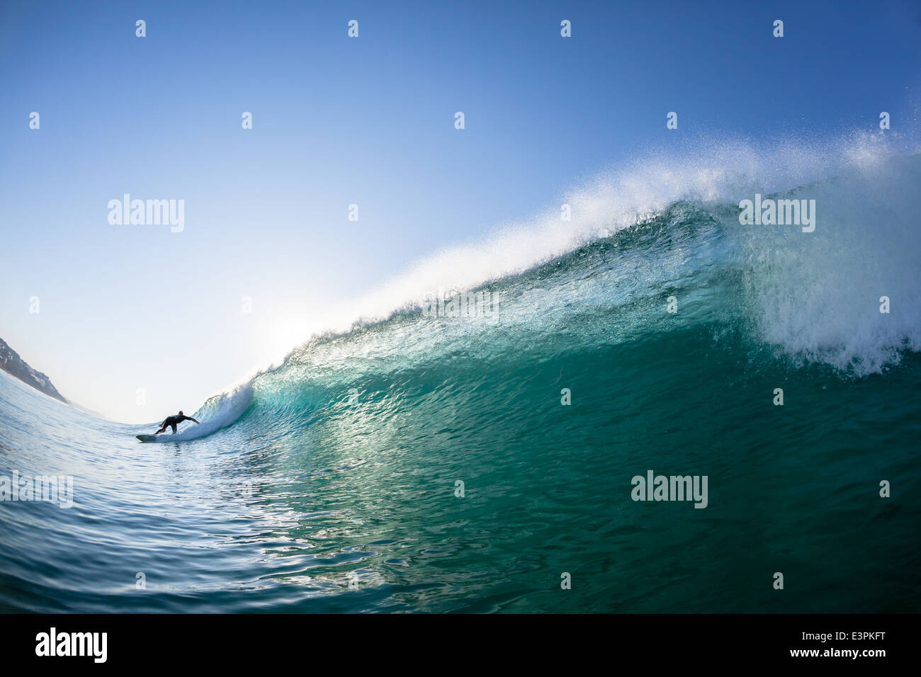 Surfer Surfing Wave Schwimmen Wasser Foto hinten hinter Aktion. Stockfoto
