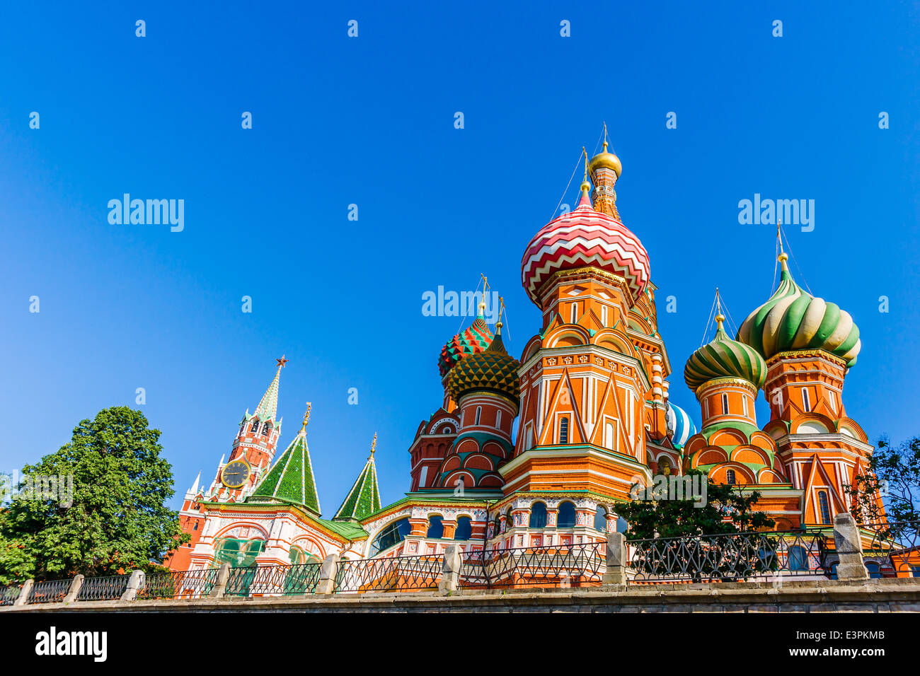 Basilius Kathedrale am Roten Platz und Spasskaja (Retter) Turm des Moskauer Kreml im sonnigen Morgen des Juni 2014 Stockfoto