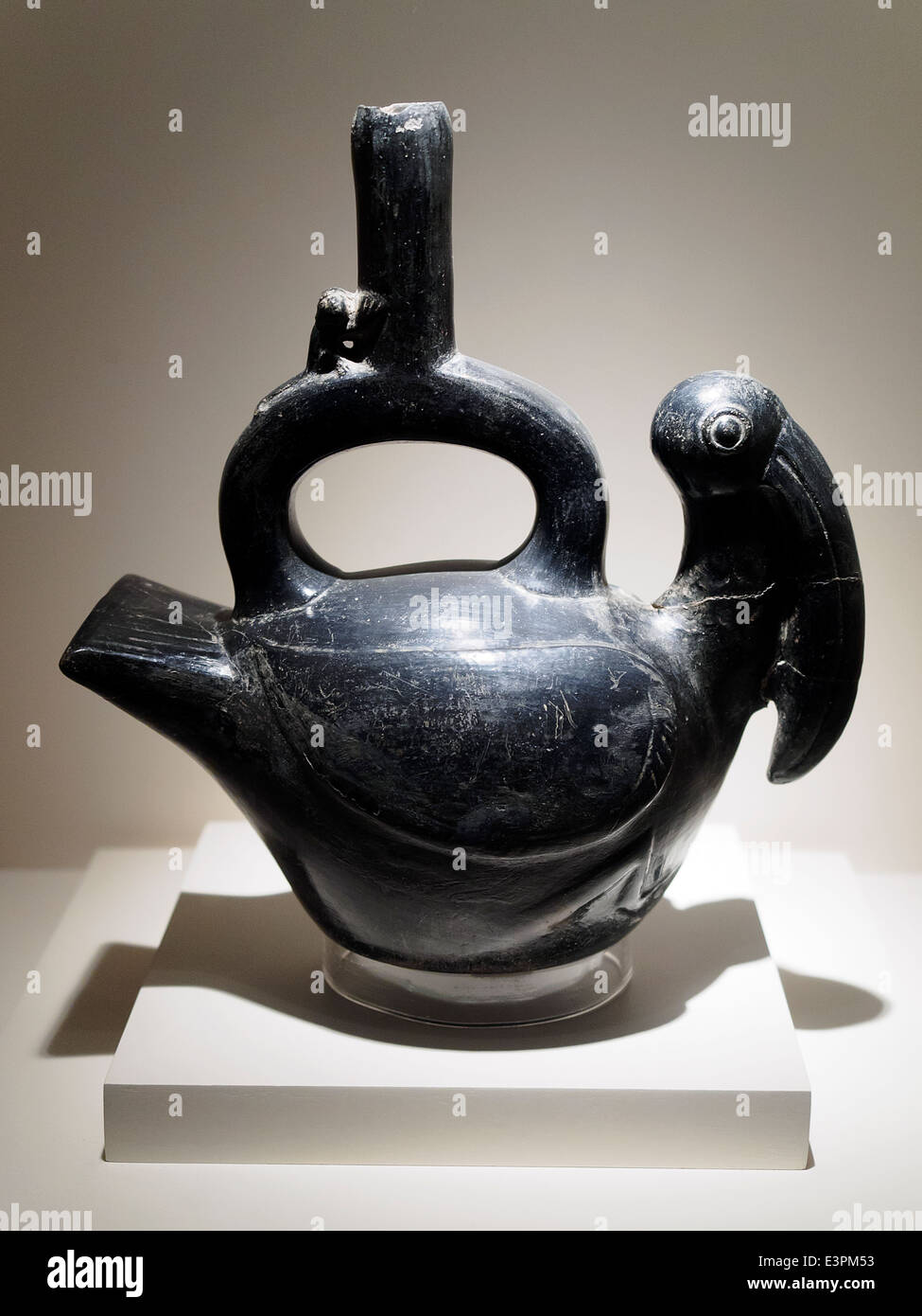 Flasche Darstellung der Kaiserzeit ein Pelikan Chimu 1300-1532 n. Museo de Arte Precolombino, Cusco - Peru obwohl die Darstellung der Pelikan ist offensichtlich, wenn auch ohne den exquisiten Realismus erreicht von anderen präkolumbianischen Völkern zu erreichen, ist es Wert darauf hin die Kapazität der Keramiker, diese Flasche mit einem wunderschön suggestive Darstellung der Form dieses Vogels zu verleihen , entlang der peruanischen Küste so wichtig und so vollgestopft mit symbolischer Bedeutung für Küsten Völker. Die Behandlung auf den Kopf und Schnabel fügt Gnade und Bewegung. Die Perfektion der gesamten Wehs Stockfoto